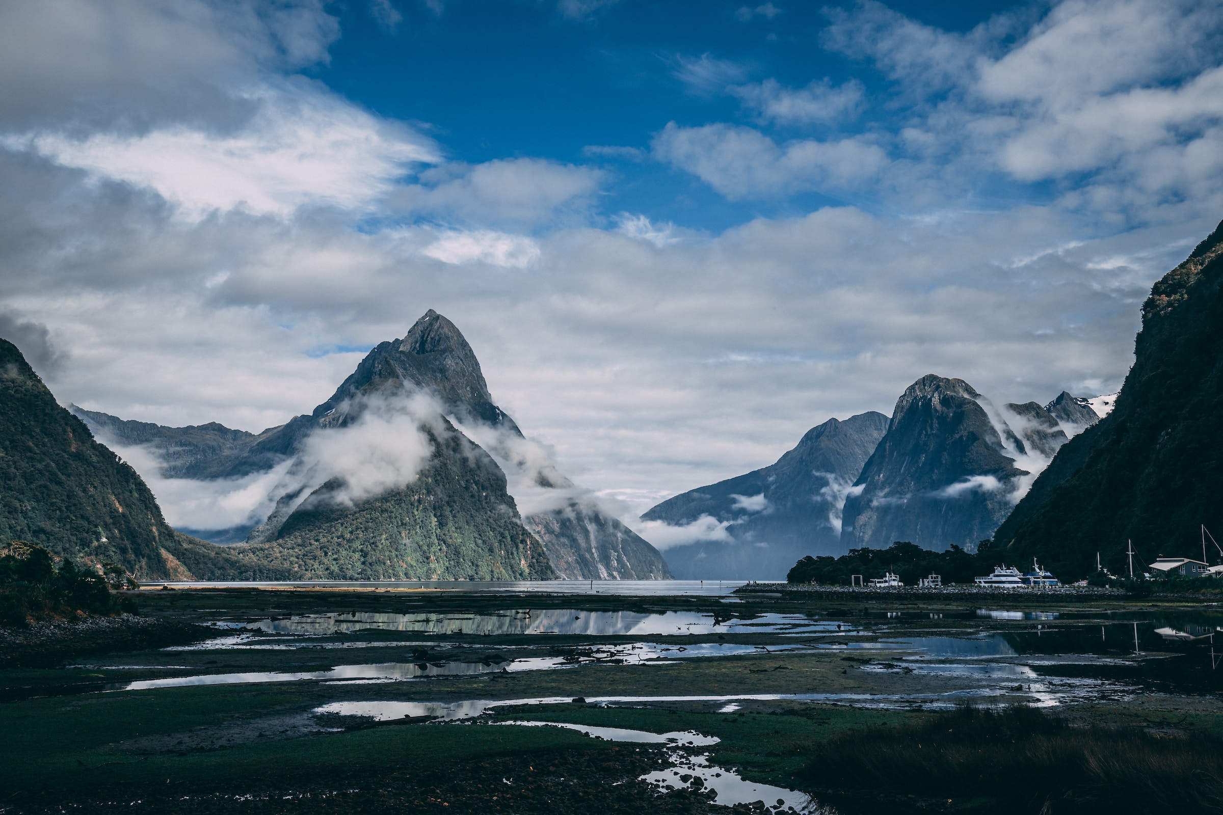 milford sound mountains